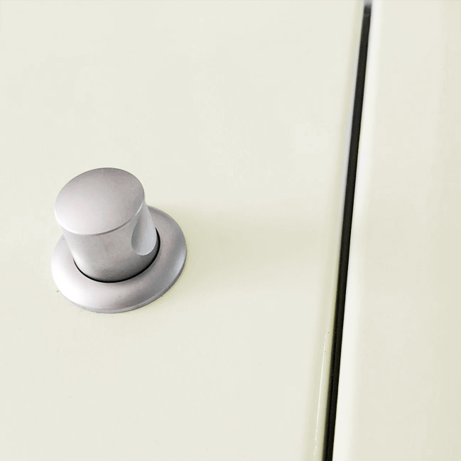 B-Waren Türe beige mit Push-Knopf  240x300 mm