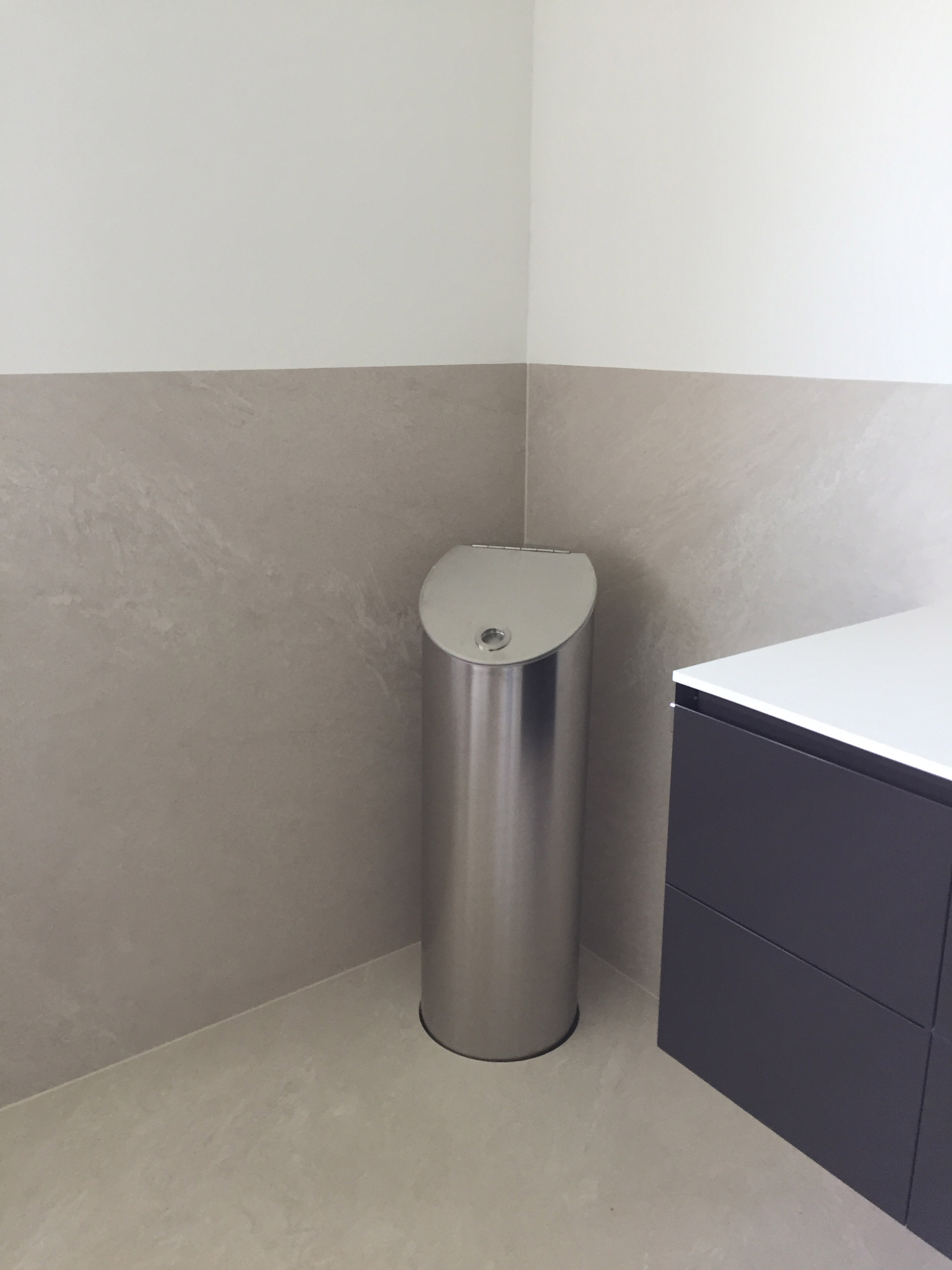 VA-Abwurfsäule mit Schräg-Türe